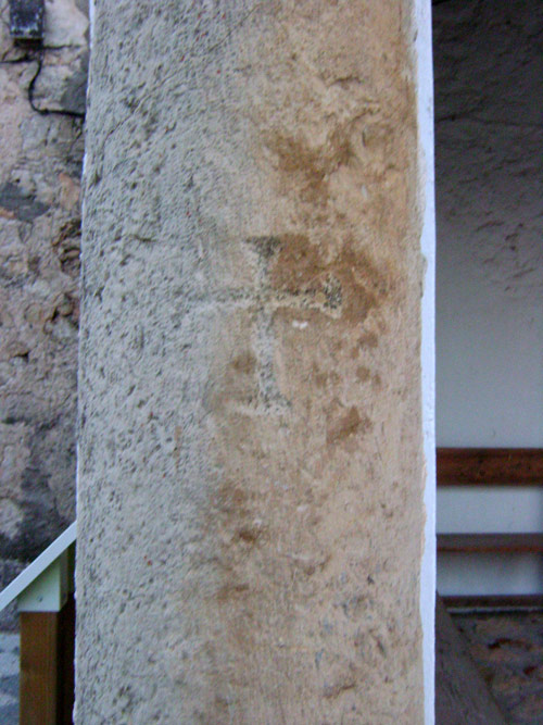 Detalle de una columna del pórtico con la cruz de Malta.